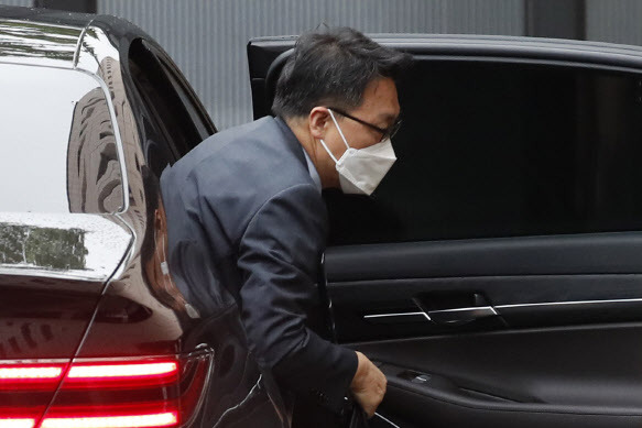 김진욱 고위공직자범죄수사처장이 7일 오전 경기 정부과천청사 고위공직자범죄수사처(공수처)에 출근하고 있다.(사진=뉴스1)