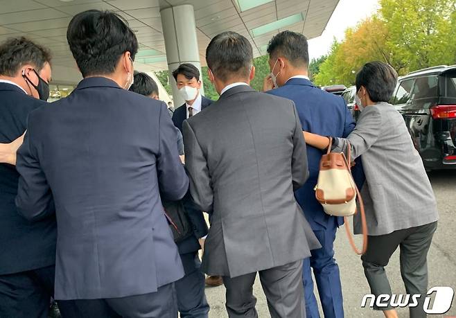 국회 산업통상자원중소벤처기업위원회 증인 참석을 위해 입장하는 김범수 카카오 이사회 의장 © 뉴스1