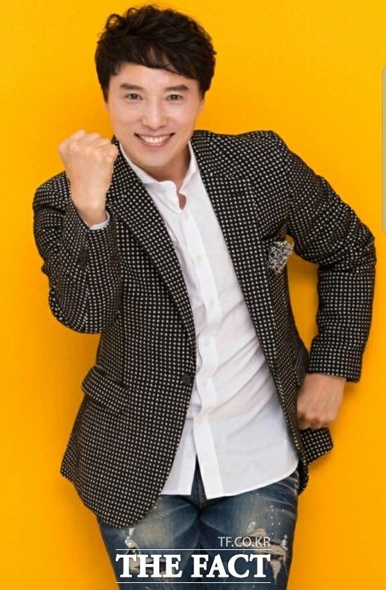 트로트 가수로 활동 중인 김민교는 강변가요제 출신이다. 그의 인생곡이 된 '마지막 승부'는 원래 곡명이 '처음처럼 그대와'다. 작사가 강은경이 새롭게 바꾼 가사는 수많은 시청자들과 공감대를 이루며 대박히트를 기록했다. 빠르고 경쾌한 리듬이 특징이다. /더팩트 DB