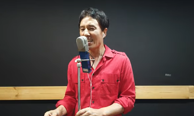 김민교는 2004년 '꼭잡아요'를 기점으로 트로트로 방향을 전환한다. 2006년초 위암 투병과 위절제술을 하면서 잠시 주춤하기도 했지만 무대에 대한 열정은 여전히 뜨겁다. /유튜브 '김민교 활력 TV' 캡쳐