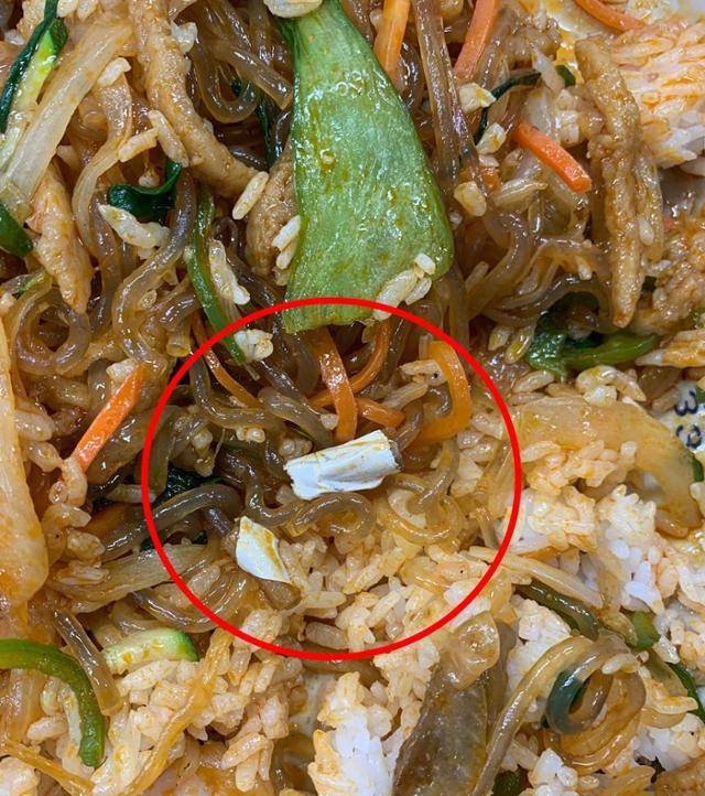 올해 경기도 소재 한 음식점에서 배달된 잡채밥에서 담배꽁초(붉은색 원)가 발견됐다. 고민정 의원실 제공