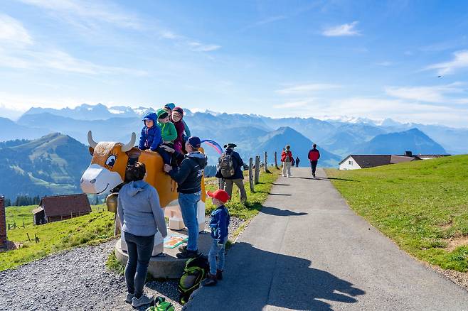 리기 산에는 산악 열차와 케이블카가 놓여 있어 어린이나 어르신도 부담없이 오를 수 있다. 백종현 기자
