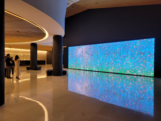 The renovated lobby of Leeum has a 11.3-meter (37-foot)-wide, 50-million-pixel media wall. It now shows American artist Jennifer Steinkamp's colorful media art piece. [MOON SO-YOUNG]