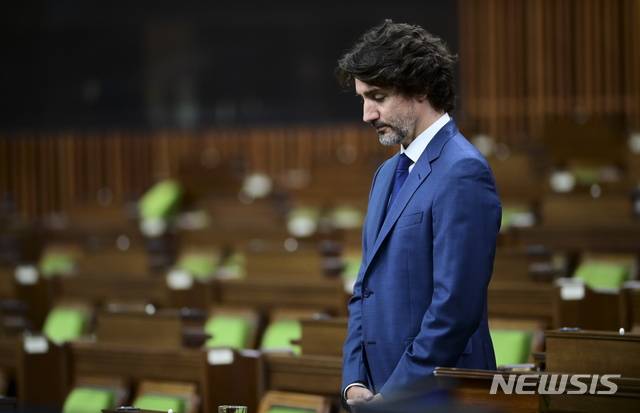 [오타와=AP/뉴시스]쥐스탱 트뤼도 캐나다 총리가 8일(현지시간) 하원에서 연설에 앞서 온타리오주 런던에서 차량 돌진으로 숨진 무슬림 일가족 4명을 애도하며 묵념하고 있다. 트뤼도 총리는 이 사고와 관련해 "우연한 사고가 아니라 분명한 테러 공격"이라고 비난했다.   2021.06.09.