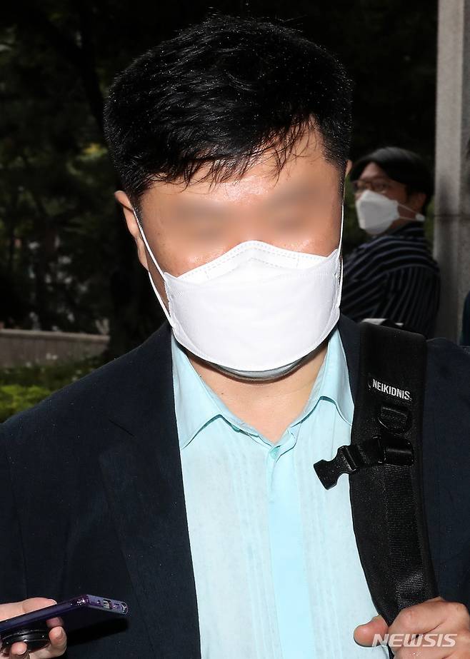 [서울=뉴시스] 백동현 기자 = 김문기 성남도시개발공사 개발1처장이 지난 6일 오후 서울 서초구 서울중앙지방검찰청에 들어서고 있다. 김 처장은 올해 초까지 대장동 개발의 실무 책임을 맡은 인물이다. 2021.10.06. livertrent@newsis.com