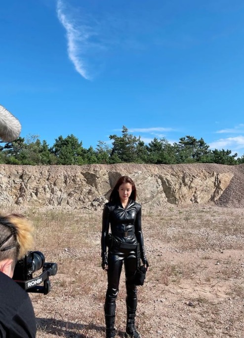 Actor Lee Si-young has turned into a charismatic female warrior.On the 7th, Lee Si-young released several photos on his SNS with the article Passion, we burned all this day.In the photo, Lee is wearing a leather suit and boots with long hair hanging down and shooting at the outside filming site.Lee Si-youngs slim body, intense eyes and charisma, which perfectly digests the tight leather costume, overwhelms the camera.In addition, the clear sky and the background like the wilderness behind Lee Si-young make the image of the female warrior more prominent.The netizens admired Lee Si-youngs visuals by leaving comments such as Lee Si-youngs female warrior La Poste is so good, Avengers is like, I love and support, Korean version Scarlett Johansson and It is really so cool.Lee has married a non-entertainment businessman in 2017 and has a son. He has been actively working on SNS and YouTube channels recently.