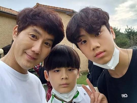 류진과 아들 찬호 찬형의 다정한 모습(왼쪽부터 차례대로). 사진|류진 인스타그램