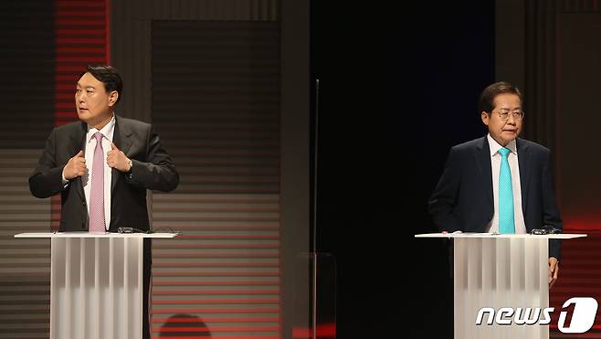 국민의힘 윤석열 대선 예비후보와 홍준표 예비후보가 지난 9월28일 오후 서울 마포구 MBC 신사옥에서 열린 '100분 토론' 생방송에 앞서 준비를 하고 있다. 2021.9.28/뉴스1 © News1 국회사진취재단