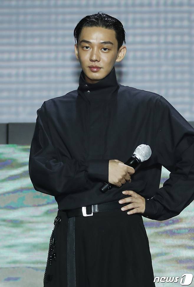 배우 유아인이 7일 오후 부산 해운대구 영화의전당 야외극장에서 열린 제26회 부산국제영화제 초청작 '지옥' GV 행사에 참석해 매력을 발산하고 있다. 2021.10.7/뉴스1 © News1 권현진 기자