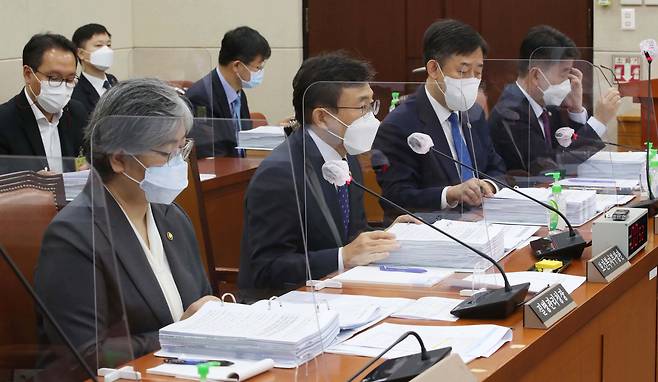 권덕철 보건복지부 장관이 7일 서울 여의도 국회에서 열린 보건복지위 국정감사에서 의원들의 질의에 답하고 있다. 왼쪽부터 정은경 질병관리청장, 권 장관, 양성일 보건복지부 1차관, 류근혁 보건복지부 2차관./국회사진기자단