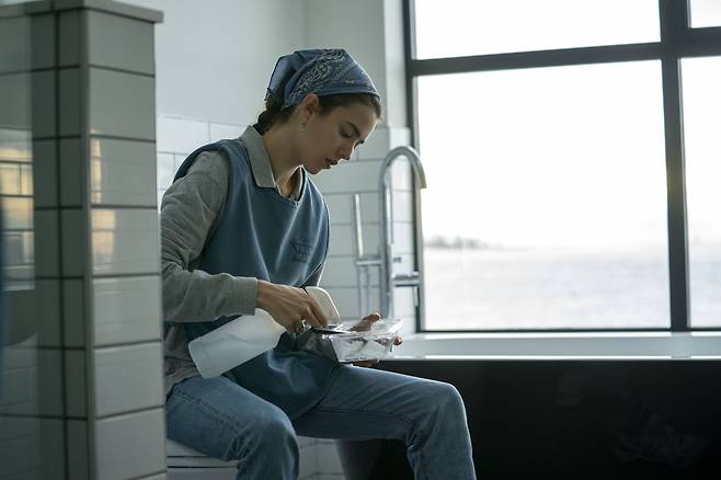 청소부 일로 겨우 생계를 유지하는 엄마 알렉스./넷플릭스