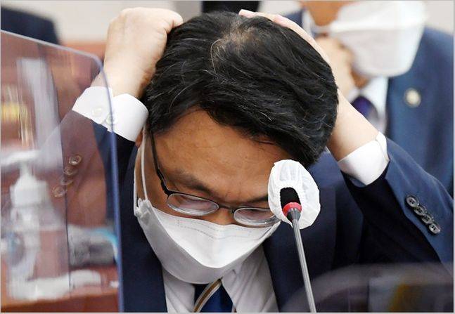 김진욱 고위공직자범죄수사처장이 지난 7월 국회 법사위 전체회의에 참석해 머리를 쓸어 넘기고 있다. ⓒ데일리안 박항구 기자