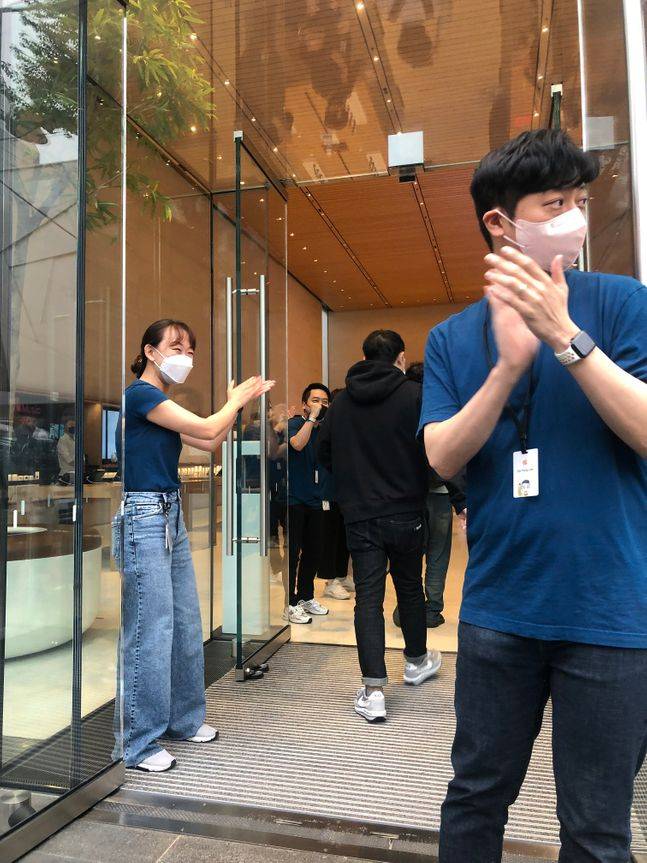 애플 아이폰13 출시일인 8일 오전 서울 강남구 신사동 애플 가로수길 매장 개장에 맞춰 고객들이 입장하고 있다.ⓒ데일리안 최은수 기자
