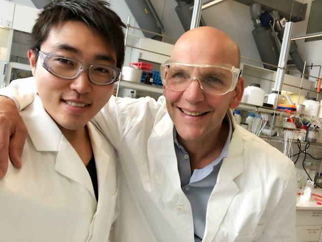 2021 노벨화학상 수상자 중 한 명인 베냐민 리스트 독일 막스플랑크연구소 교수의 연구실에서 필자가 연구생활을 할 때 함께 찍은 사진이다.&nbsp;&nbsp;2015년에서야 본격적으로 포스닥 생활을 시작하였는데, 이때 리스트 교수가 제안한 연구테마는 ”케톤을 친전자체로 유기촉매 반응에 활용해 보자”였다.&nbsp;&nbsp; 배한용 제공