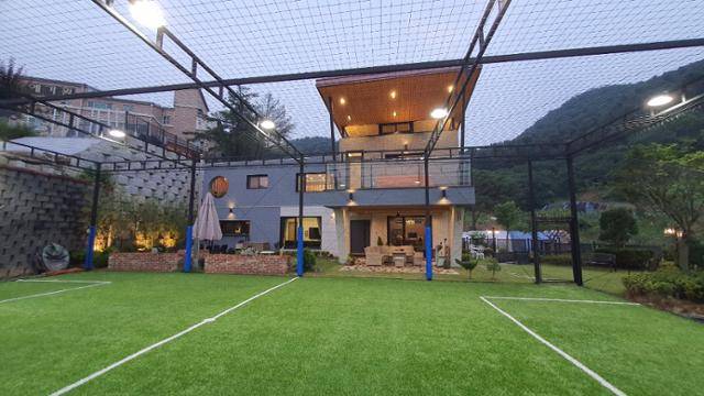 경기 남양주 단독주택 'H. 스타디움' 전경. 축구 선수를 꿈꾸는 아들이 집에서도 마음껏 공을 찰 수 있도록 앞마당에 65평 규모의 축구장을 마련했다. 제이아이피 종합건설 제공