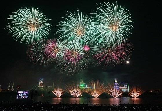 지난해 열린 포항국제불빛축제에서 화려한 불꽃이 영일대해수욕장의 야경을 수놓고 있다. [사진 포항시]