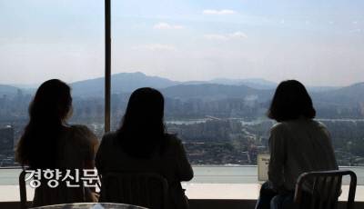 강원도 강릉의 A여고 3학년 1반 동창생인 김현주씨와 김영빈씨(가명) 장호진씨(가명)가 지난달 12일 서울 남산공원의 카페 창가에 앉아 서울 시내를 내려다보고 있다. 졸업 후 처음으로 한 자리에 모인 ‘강릉소녀’들은 서울에 사는 30대 초반 여성으로서의 고민들을 나눴다. 김창길 기자