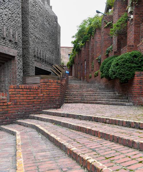 골고다 언덕길을 형상화했다는 외부 계단은 교회 안으로 예배자를 이끈다.