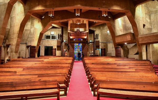 보에 숨겨진 조명과 작은 창을 통해 들어오는 빛은 예배당 분위기를 경건하게 만들었다.