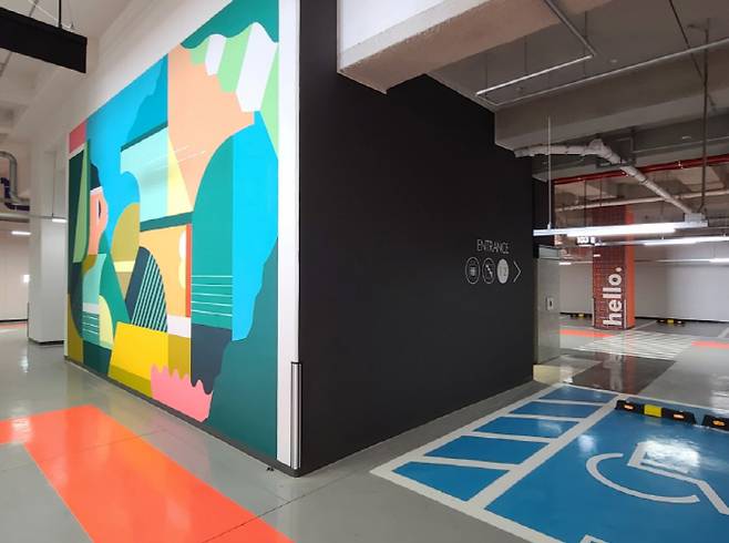 지하 주차장에 도입된 ''5 second 갤러리' 모습 [사진 = 현대건설]