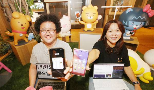 카카오 링키지랩 접근성팀에서 근무하고 있는 김혜일 팀장(왼쪽)과 정현화 팀원이 장애인도 쓸 수 있도록 수정해온 서비스들을 보여주고 있다. 김 팀장은 그 자신도 노트북이나 스마트폰 화면을 확대해서 봐야 하는 저시력 장애인이지만 활발한 활동을 이어가고 있다.  [이승환 기자]
