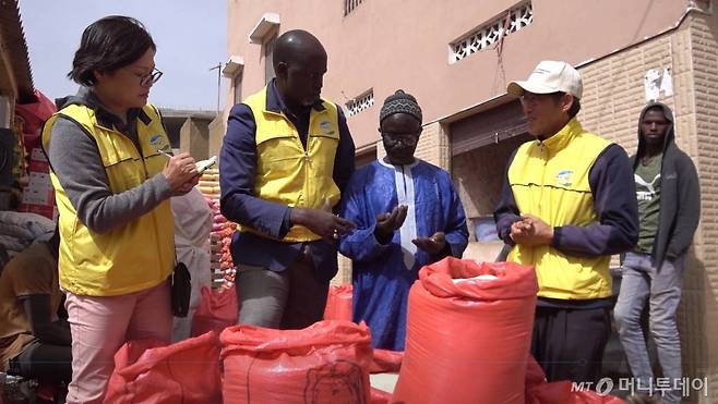 2. 강경호 농업연구관(사진 오른쪽에서 두번째), 이정란 농업연구사(사진 왼쪽 첫번째) 등 농촌진흥청 카파시(KAFACI) 관계자들이 세네갈 현지 시장을 찾아 '이스리' 쌀에 대한 의견을 청취하고 있다./사진=농촌진흥청