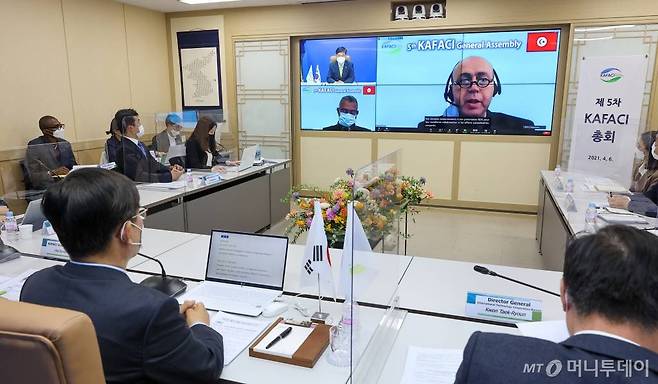 농촌진흥청은 지난 4월 허태웅 청장(왼쪽 첫번째) 등 관계자들이 참석한 가운데 '카파시(KAFACI) 제5차 총회'를 온라인으로 개최했다.