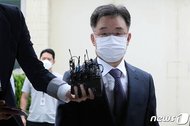 경기 성남 대장동 개발 사업 특혜 논란을 빚은 자산관리회사 화천대유의 대주주 김만배씨가 참고인 조사를 받기 위해 지난달 27일 서울 용산경찰서에 출석하고 있다./사진=뉴스1