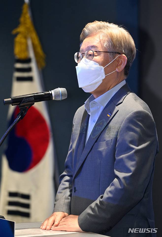 [화성=뉴시스] 경기사진공동취재단 = 더불어민주당 대권 주자인 이재명 경기지사가 7일 오후 경기도 화성시 삼성전자 화성사업장에서 열린 미래형스마트밸트 전략발표회에 참석해 축사를 하고 있다. 2021.10.07.photo@newsis.com