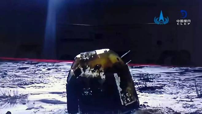 달 토양 샘플을 실은 무인 달 탐사선 창어 5호의 귀환 캡슐이 북부 내몽골 초원지대인 스즈왕에 무사히 착륙했다.(출처: CNSA)