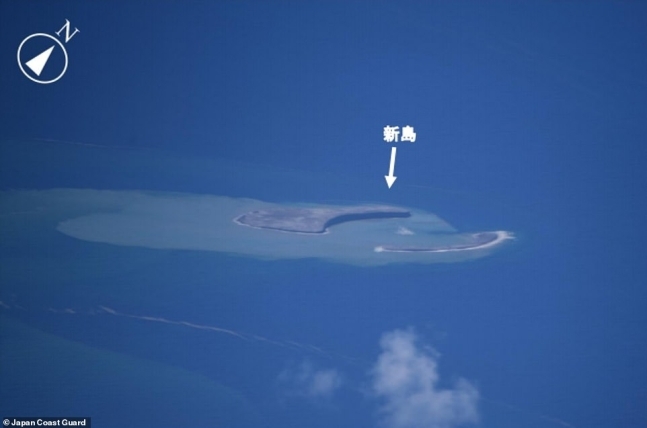 해저화산 분화 직후 출현한 니지마의 모습.(사진=일본 해상자위대)