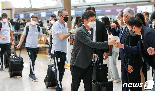 정몽규 대한축구협회 회장과 파울루 벤투 축구 국가대표팀 감독이 9일 인천국제공항 1터미널 출국장에서 전세기를 타기 위해 이동하며 관계자들과 주먹인사를 하고 있다. 2021.10.9/뉴스1 © News1 안은나 기자