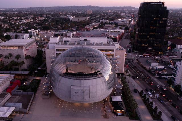 지난달 미국 캘리포니아주 로스앤젤레스 한복판에 들어선 아카데미 영화박물관은 영화 '스타워즈'에 나오는 '데스 스타'를 닮은 회색의 콘크리트 구와 82년 된 건물로 구성돼 있다. 로스앤젤레스=AFP 연합뉴스
