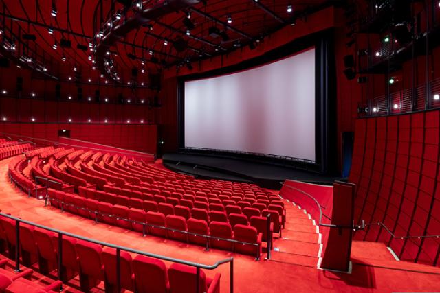 거대한 회색 콘크리트 구 내부는 강렬한 붉은색으로 장식된 1,000석 규모의 대형 원형 극장이 마련됐다. 아카데미 영화 박물관(Photography by Iwan Baan)