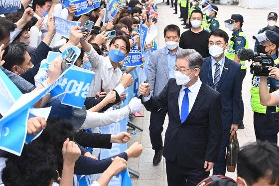 더불어민주당 대선주자 이재명 경기도 지사가 9일 오후 경기도 수원시 영통구 수원컨벤션센터에서 열린 경기 합동연설회 입장하며 지지자들에게 인사하고 있다. 연합뉴스