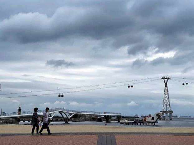 송도해수욕장은 부산에서 상대적으로 한적한 해변이다. 송도케이블카를 타고 바다 위를 즐길 수도 있다.