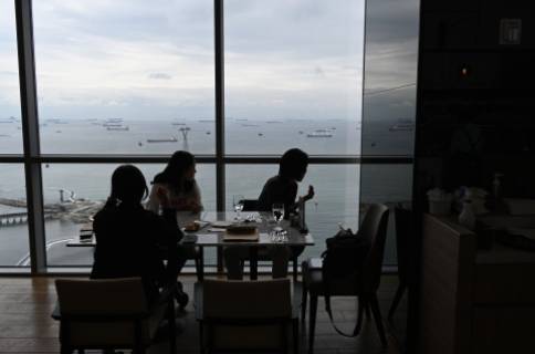 22층 레스토랑 송도 키친은 압도적인 전망으로 눈 호강 맛집이기도 하다. 6시 30분부터 10시 30분까지 조식, 12시부터 14시 30분까지 중식을 제공한다. 17시부터 23시까지는 라운지 바로 주류와 음료, 단품 메뉴를 판매한다.(금~토 24시까지 운영, 월요일 휴무)