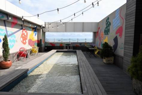 꼭대기인 23층은 루프탑이 있다. 송도 앞바다를 감상하기 좋다.