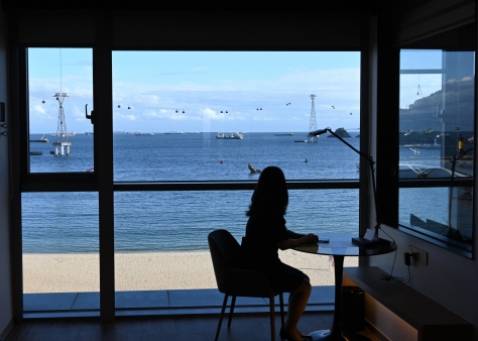 6층 스위트룸의 거실. 호텔에서 수평선이 가장 잘 보이는 위치다.