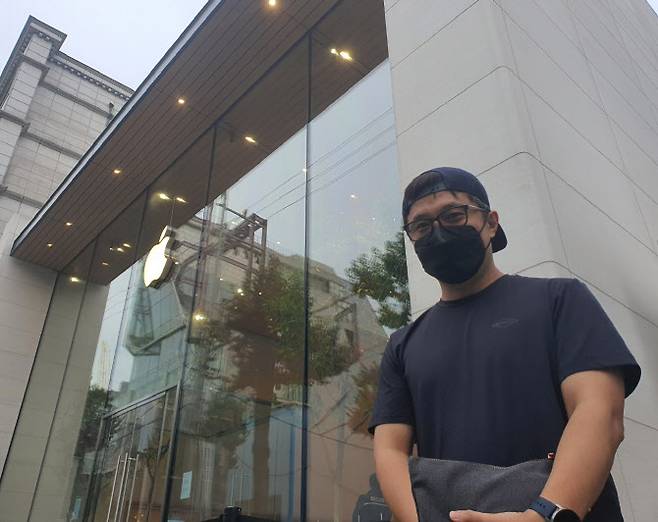 애플스토어 1호점 앞에서 만난 ‘아이폰13’ 국내 1호 구매자 최충열씨. 최씨는 “향상된 카메라 기능이 기대된다”고 밝혔다. (사진=김정유 기자)