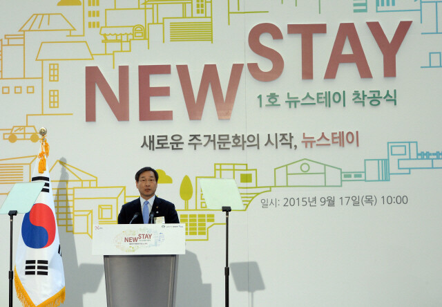 유정복 인천시장이 2015년 9월 인천 남구 도화도시개발사업지구에서 열린 첫 기업형 임대주택(뉴스테이) 착공식에서 인사말을 하고 있다. 청와대사진기자단