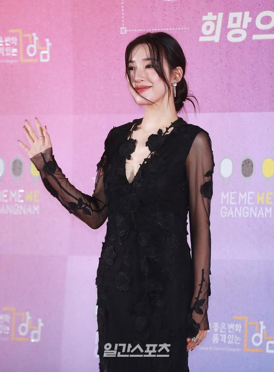 Tiffany has a photo time before attending the On-Talk 2021 Gangnam District Festival - Youngdongdae K - POP Contest held at COEX, Samsung-dong, on the afternoon of the 10th.The Youngdongdae K - POP Concert, which celebrated its 11th anniversary this year, will be held as the last program of Ontak 2021 Gangnam District Festival which opened on the 1st.
