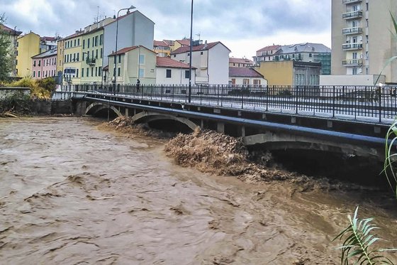 4일(현지시간) 이탈리아 북부 사보나 지역의 강이 폭우로 불어나 있다. [AP=연합뉴스]
