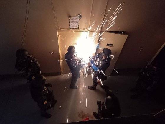 에콰도르의 국립경찰이 지난달 30일(현지시간) 리토랄 교도소에 진입하기 위해 장비를 동원하고 있다. [AFP=연합뉴스]