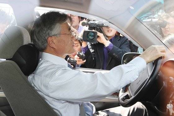 2009년 문재인 대통령이 당시 소유하고 있던 쌍용 렉스턴 차량을 직접 운전해 봉하마을을 방문하고 있다. 김해=송봉근 기자