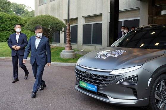 문재인 대통령이 지난 5월 28일 오후 청와대 여민관 앞에서 ‘2021 P4G 서울 정상회의’홍보 문구를 랩핑한 수소차를 둘러보고 있다. 청와대 제공