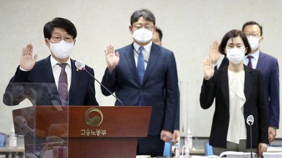 안경덕 고용노동부 장관(왼쪽)이 6일 오전 세종시 정부세종청사에서 열린 국회 환경노동위원회 고용노동부의 국정감사에서 선서하고 있다. 연합뉴스