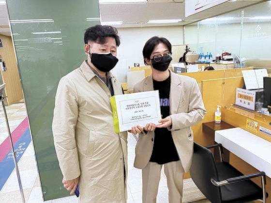 현대케피코 연구원으로 일하는 이건훈(29ㆍ오른쪽)씨가 주축이 된 현대차그룹 사무직 노조가 지난 4월 26일 서울고용노동청에 정식 설립 신고를 했다. 김영민 기자