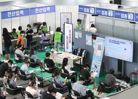 이달 초 서울 서대문구 북아현문화체육센터에 마련된 신종 코로나바이러스 감염증(코로나19) 백신 예방 접종센터에서 접종을 받은 시민들이 이상반응 모니터 구역에서 대기하고 있다. 뉴스1