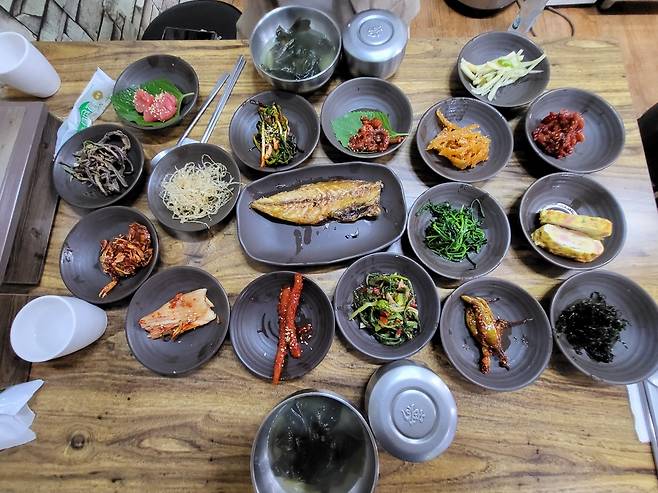 The Yeogirae To name a few, godeungeo gui (pan-fried mackerel), jinmichae bokkeum (stir-fried dried squid), gyelanmali (Korean rolled omelet), gochuji muchim (seasoned chilli pepper pickles), geonparae bokkeum (stir-fried dried seaweed), doraji muchim (seasoned balloon flower root), nakjijot (salted spicy small octopus) with miyeokguk (seaweed soup) and various namul (greens). (Kim Hae-yeon/ The Korea Herald)